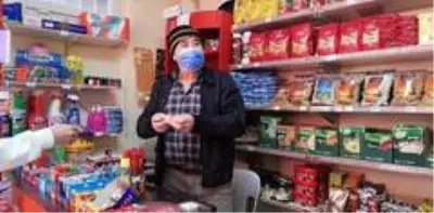 İstanbul'da yaşlı adama markette ekmek bıçağıyla gasp girişimi İstanbul'da yaşlı adama markette ekmek bıçağıyla gasp girişimi