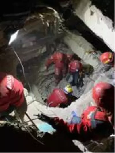 İzmir depreminden sonra AKUT'a 1000 gönüllü başvurdu İzmir depreminden sonra AKUT'a 1000 gönüllü başvurdu