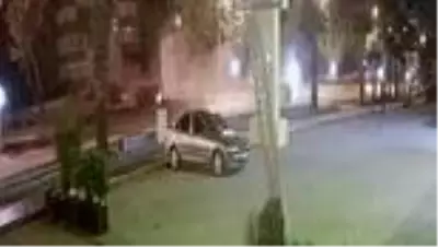 KAHRAMANMARAŞ - Otomobilin ağaca çarparak ikiye bölünmesi anı güvenlik kamerasında KAHRAMANMARAŞ - Otomobilin ağaca çarparak ikiye bölünmesi anı güvenlik kamerasında