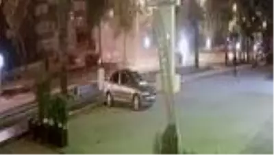 KAHRAMANMARAŞ - Otomobilin ağaca çarparak ikiye bölünmesi anı güvenlik kamerasında KAHRAMANMARAŞ - Otomobilin ağaca çarparak ikiye bölünmesi anı güvenlik kamerasında