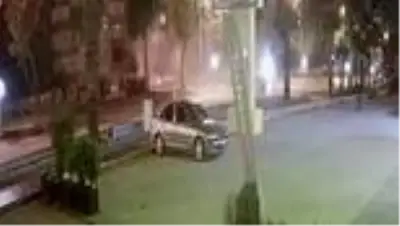 KAHRAMANMARAŞ - Otomobilin ağaca çarparak ikiye bölünmesi anı güvenlik kamerasında KAHRAMANMARAŞ - Otomobilin ağaca çarparak ikiye bölünmesi anı güvenlik kamerasında