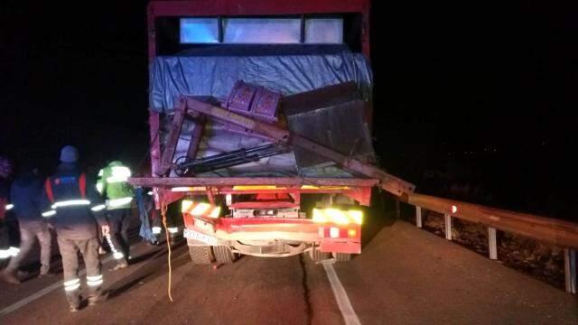Kamyon ile kamyonetin çarpıştığı feci kazada 2 kişi öldü, 2 kişi yaralandı Kamyon ile kamyonetin çarpıştığı feci kazada 2 kişi öldü, 2 kişi yaralandı