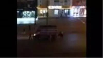 Kamyondan yola saçılan sebzeleri toplamak için seferber oldular Kamyondan yola saçılan sebzeleri toplamak için seferber oldular