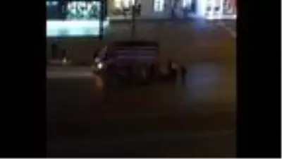 Kamyondan yola saçılan sebzeleri toplamak için seferber oldular Kamyondan yola saçılan sebzeleri toplamak için seferber oldular