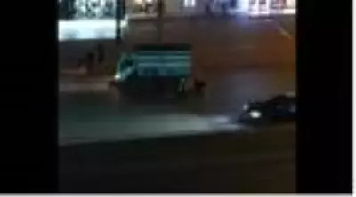 Kamyondan yola saçılan sebzeleri toplamak için seferber oldular Kamyondan yola saçılan sebzeleri toplamak için seferber oldular