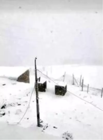 Kavaklıdere'de kar kalınlığı 10 santime ulaştı Kavaklıdere'de kar kalınlığı 10 santime ulaştı