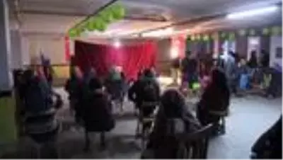 Son dakika haberi | Kış kentinin küçük tiyatrocularının garajdaki 'pandemi tiyatrosu' ilgi çekiyor Son dakika haberi | Kış kentinin küçük tiyatrocularının garajdaki 'pandemi tiyatrosu' ilgi çekiyor