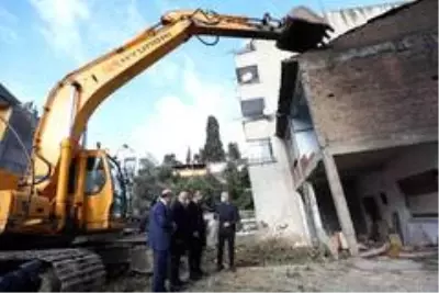 Kocaeli'de depremden kalan bin 502 adet hasarlı binanın yıkımına başlandı Kocaeli'de depremden kalan bin 502 adet hasarlı binanın yıkımına başlandı