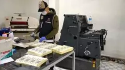 Kocaeli'de kalpazan çetesine operasyon: 5 gözaltı Kocaeli'de kalpazan çetesine operasyon: 5 gözaltı