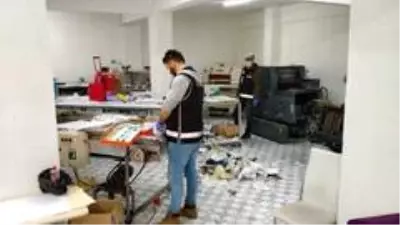 Kocaeli'de kalpazan çetesine operasyon: 5 gözaltı Kocaeli'de kalpazan çetesine operasyon: 5 gözaltı