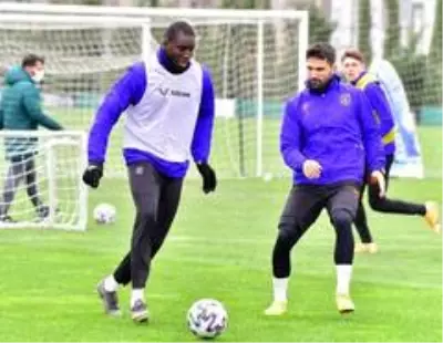 Medipol Başakşehir'de Beşiktaş maçı hazırlıkları devam etti Medipol Başakşehir'de Beşiktaş maçı hazırlıkları devam etti