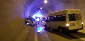 Minibüsle otomobil çarpıştı: 1 ölü, 4 yaralı