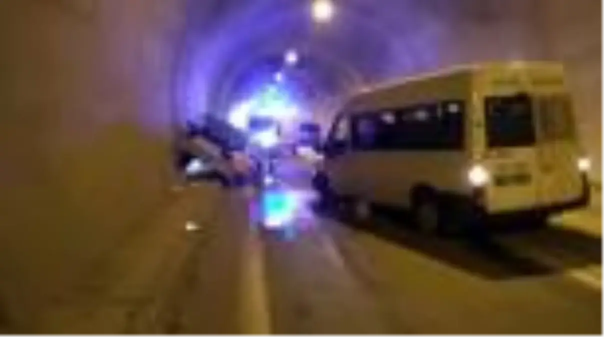Minibüsle otomobil çarpıştı: 1 ölü, 4 yaralı