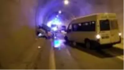 Minibüsle otomobil çarpıştı: 1 ölü, 4 yaralı Minibüsle otomobil çarpıştı: 1 ölü, 4 yaralı