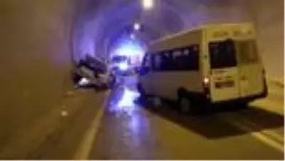 Minibüsle otomobil çarpıştı: 1 ölü, 4 yaralı Minibüsle otomobil çarpıştı: 1 ölü, 4 yaralı