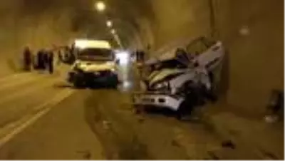 Minibüsle otomobil çarpıştı: 1 ölü, 4 yaralı Minibüsle otomobil çarpıştı: 1 ölü, 4 yaralı