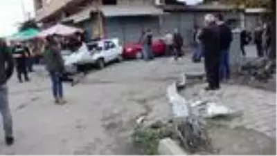Otomobil park halindeki araca çarptı 2 kişi yaralandı Otomobil park halindeki araca çarptı 2 kişi yaralandı
