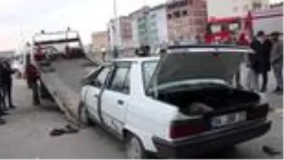 Otomobil park halindeki araca çarptı 2 kişi yaralandı Otomobil park halindeki araca çarptı 2 kişi yaralandı