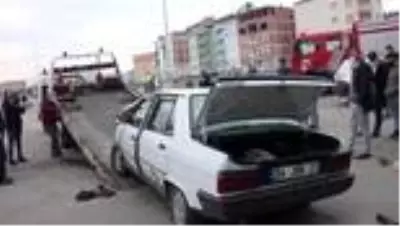 Otomobil park halindeki araca çarptı 2 kişi yaralandı Otomobil park halindeki araca çarptı 2 kişi yaralandı