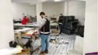 Piyasaya 1,5 milyon dolar sahte para sürmeye çalışan kalpazanlar yakalandı Piyasaya 1,5 milyon dolar sahte para sürmeye çalışan kalpazanlar yakalandı