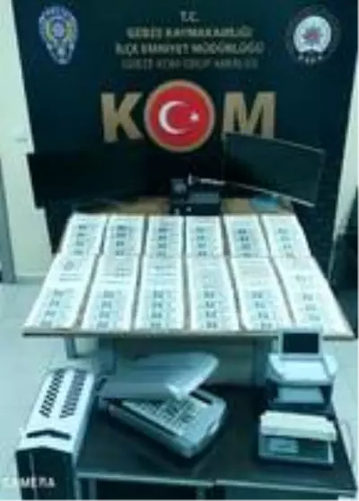 Piyasaya sahte dolar sürmeye çalışan kalpazanlar yakalandı (2) Piyasaya sahte dolar sürmeye çalışan kalpazanlar yakalandı (2)