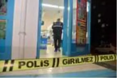 Pompalı tüfekle girdiği marketten 1500 lira gasp etti Pompalı tüfekle girdiği marketten 1500 lira gasp etti