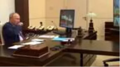 Putin telekonferans toplantısında öksürük krizine girdi Putin telekonferans toplantısında öksürük krizine girdi