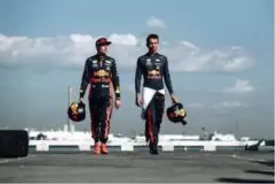 Red Bull Pit Stop Challenge'da 'en hızlı pit'i yapanlar, Albon ve Verstappen ile buluştular