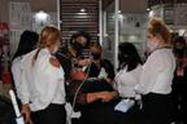 Sahra hastanesi olarak düzenlenen tartışmalı alanda 'estetik-kozmetik-güzellik fuarı' açıldı