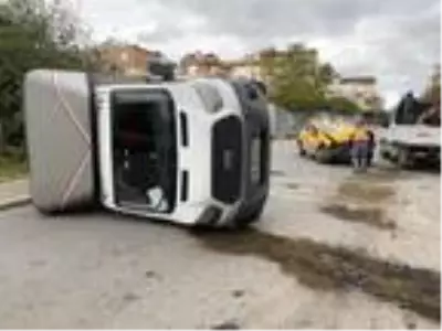Sancaktepe'de kamyonet ile taksi çarpıştı; 2 yaralı