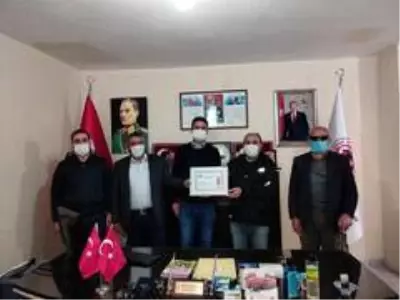 Şehit aileleri ve gaziler 'yılın cesaret' ödülünü İHA'ya verdi Şehit aileleri ve gaziler 'yılın cesaret' ödülünü İHA'ya verdi