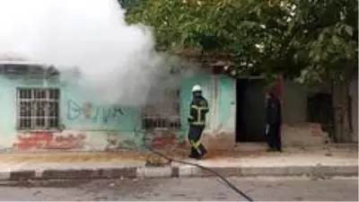 Sokakta yürürken fark ettiği yangında faciayı önledi Sokakta yürürken fark ettiği yangında faciayı önledi