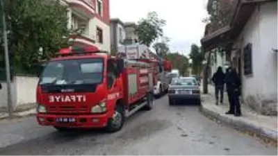 Sokakta yürürken fark ettiği yangında faciayı önledi Sokakta yürürken fark ettiği yangında faciayı önledi