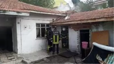 Sokakta yürürken fark ettiği yangında faciayı önledi Sokakta yürürken fark ettiği yangında faciayı önledi