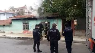 Sokakta yürürken fark ettiği yangında faciayı önledi Sokakta yürürken fark ettiği yangında faciayı önledi