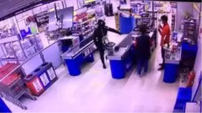 Süpermarketlere dadanan silahlı soyguncular pes dedirtti Süpermarketlere dadanan silahlı soyguncular pes dedirtti