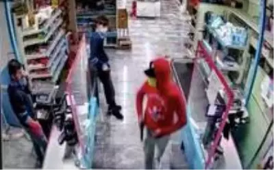 Süpermarketlere dadanan silahlı soyguncular pes dedirtti Süpermarketlere dadanan silahlı soyguncular pes dedirtti