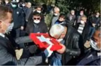 Son dakika: Tabancasından çıkan mermiyle hayatını kaybeden uzman çavuş, toprağa verildi Son dakika: Tabancasından çıkan mermiyle hayatını kaybeden uzman çavuş, toprağa verildi