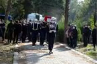 Son dakika: Tabancasından çıkan mermiyle hayatını kaybeden uzman çavuş, toprağa verildi Son dakika: Tabancasından çıkan mermiyle hayatını kaybeden uzman çavuş, toprağa verildi