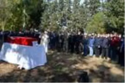 Son dakika: Tabancasından çıkan mermiyle hayatını kaybeden uzman çavuş, toprağa verildi Son dakika: Tabancasından çıkan mermiyle hayatını kaybeden uzman çavuş, toprağa verildi