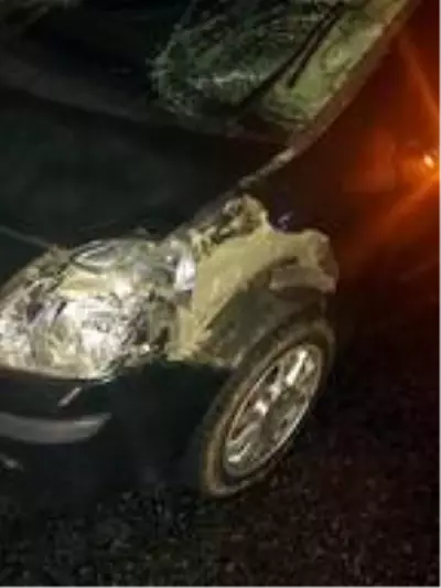Tanıdığına yardım için duran sürücüye başka bir otomobil çarptı Tanıdığına yardım için duran sürücüye başka bir otomobil çarptı