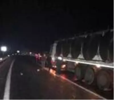 Tanıdığına yardım için duran sürücüye başka bir otomobil çarptı Tanıdığına yardım için duran sürücüye başka bir otomobil çarptı