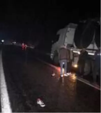 Tanıdığına yardım için duran sürücüye başka bir otomobil çarptı Tanıdığına yardım için duran sürücüye başka bir otomobil çarptı
