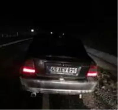 Tanıdığına yardım için duran sürücüye başka bir otomobil çarptı Tanıdığına yardım için duran sürücüye başka bir otomobil çarptı