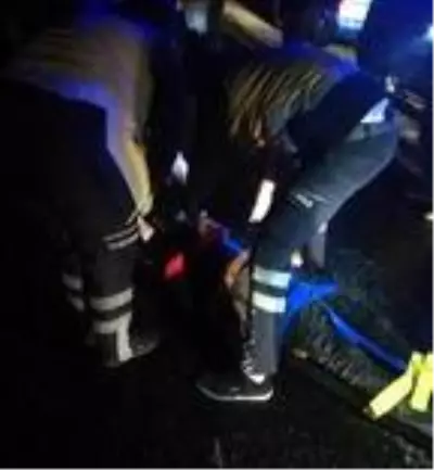 Tanıdığına yardım için duran sürücüye başka bir otomobil çarptı Tanıdığına yardım için duran sürücüye başka bir otomobil çarptı