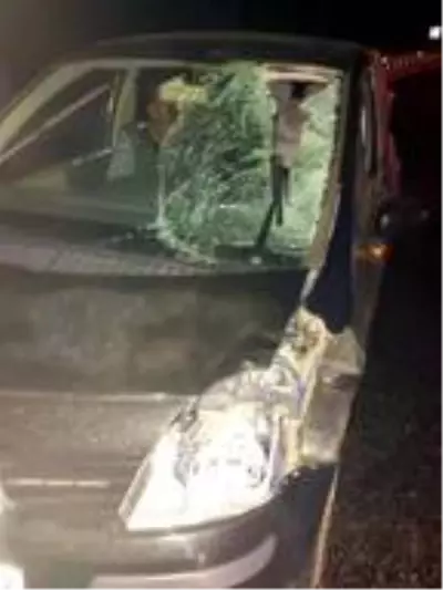 Tanıdığına yardım için duran sürücüye başka bir otomobil çarptı Tanıdığına yardım için duran sürücüye başka bir otomobil çarptı