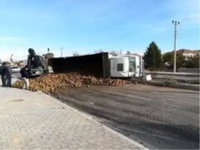 Traktörle çarpışan tırda yüklü pancarlar yola saçıldı Traktörle çarpışan tırda yüklü pancarlar yola saçıldı