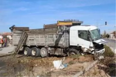 Traktörle çarpışan tırda yüklü pancarlar yola saçıldı Traktörle çarpışan tırda yüklü pancarlar yola saçıldı