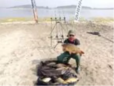 Tuttuğu büyük balıklarla fotoğraf çektirip, tekrar suya bırakıyor Tuttuğu büyük balıklarla fotoğraf çektirip, tekrar suya bırakıyor