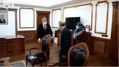 Vali Akın, 60 milyonuncu çipli kimlik kartını sahibine verdi Vali Akın, 60 milyonuncu çipli kimlik kartını sahibine verdi